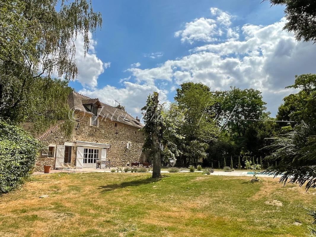 Vente, maison de caractère avec piscine, grande grange sur terrain de plus de 1,7 hectare