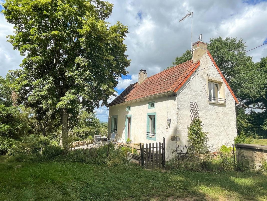 Maison de campagne indépendante avec terrain et vue dégagée, à Marcillat-en-Combraille