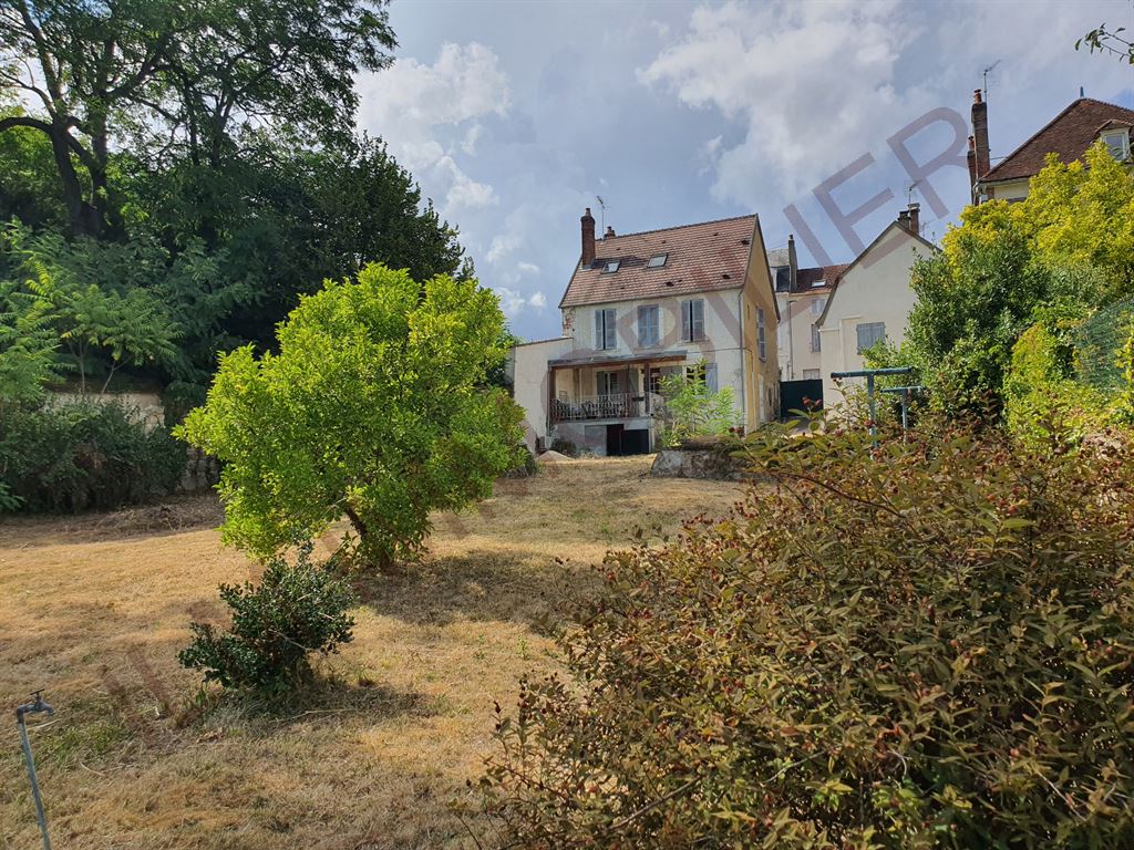 Saint-Florentin – Agréable propriété avec maison principale, maison d'amis et vaste jardin de plus de 1 000 m²