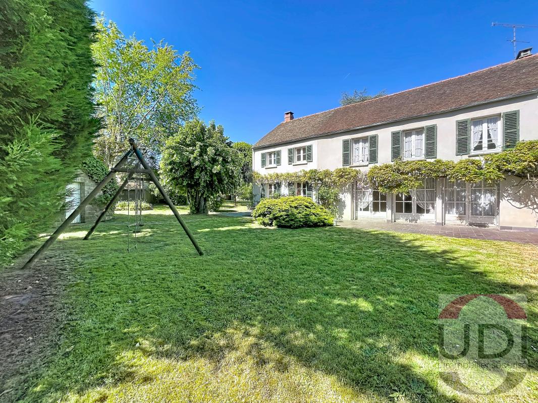CHAMPCUEIL – MAISON DE CARACTÈRE, BEAUX VOLUMES ET FORT POTENTIEL
