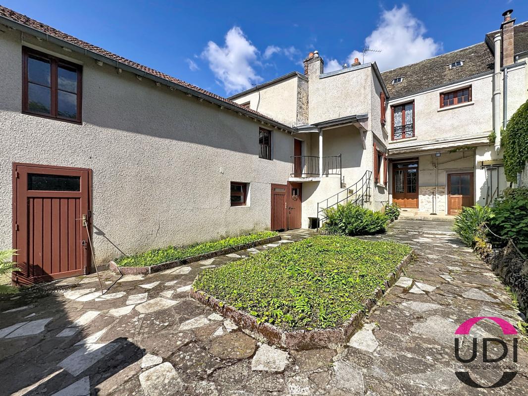 Maison À Vendre en plein centre de Saint-Vrain – 100 m² habitables sur 630 m² de terrain