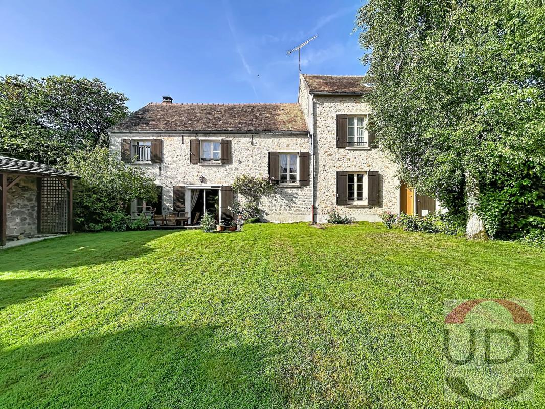 UDI - Champcueil - Plein centre ville - Charmante maison en pierre de 170 m² – Volumes généreux et authenticité - Terrain de 677m²