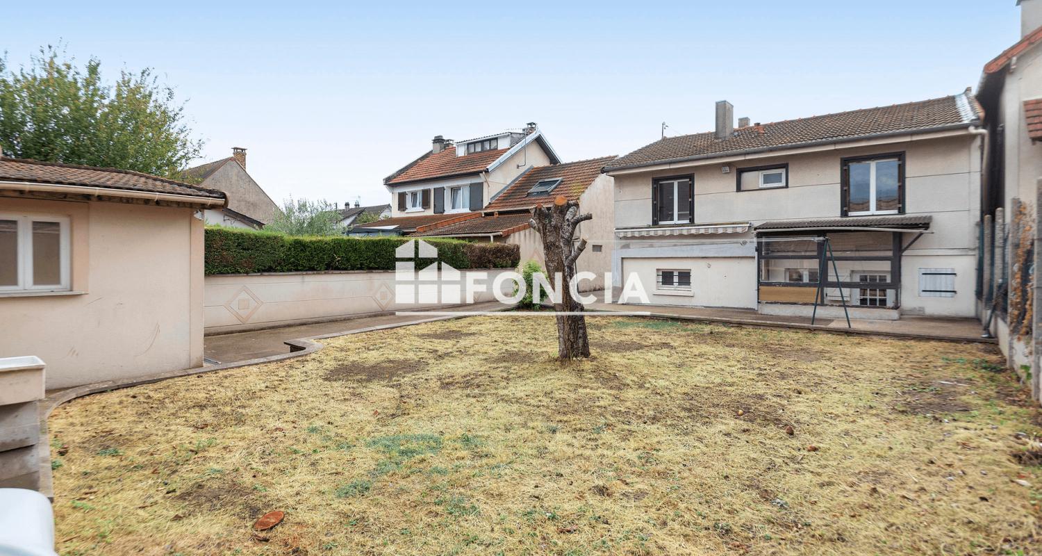 Maison sur terrain de 405m2 avec 96m2 habitables, rez-de-chaussée de 3 pièces de 60m2, et espace de vie de 36m2 au sous-sol de plain-pied.Garage et pièce de rangement