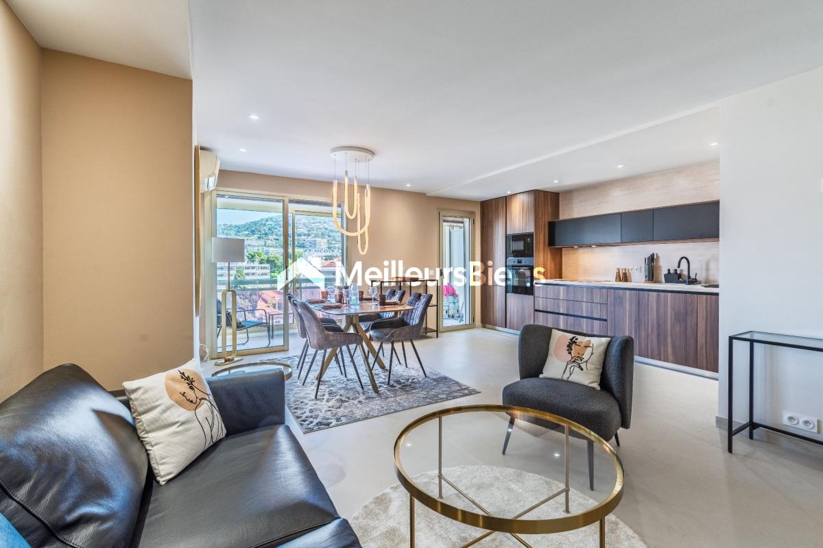 Cannes : Cannes-coeur  Banane, 3 pièces rénové étage élevé avec loggia et belle vue dégagée collines