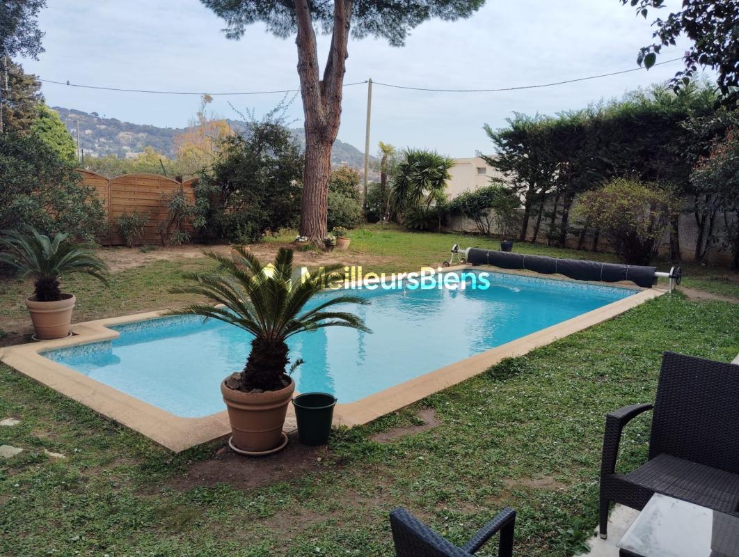Le Cannet: Co- Exclusivité : Rare ,98 m2, comme une maison, appartement  rez de jardin clair et calme, grand jardin et piscine