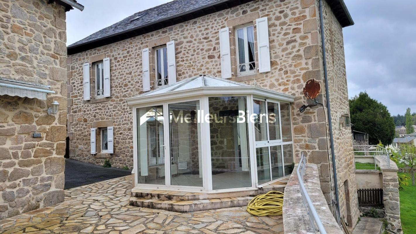 Très belle maison en pierres avec grange et terrain