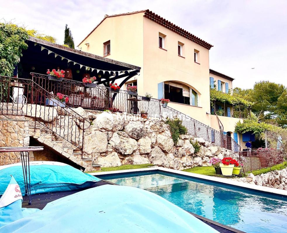 Vaste et belle demeure de 7 chambres et studios à la vue et au confort exceptionnel avec ascenseur et piscine