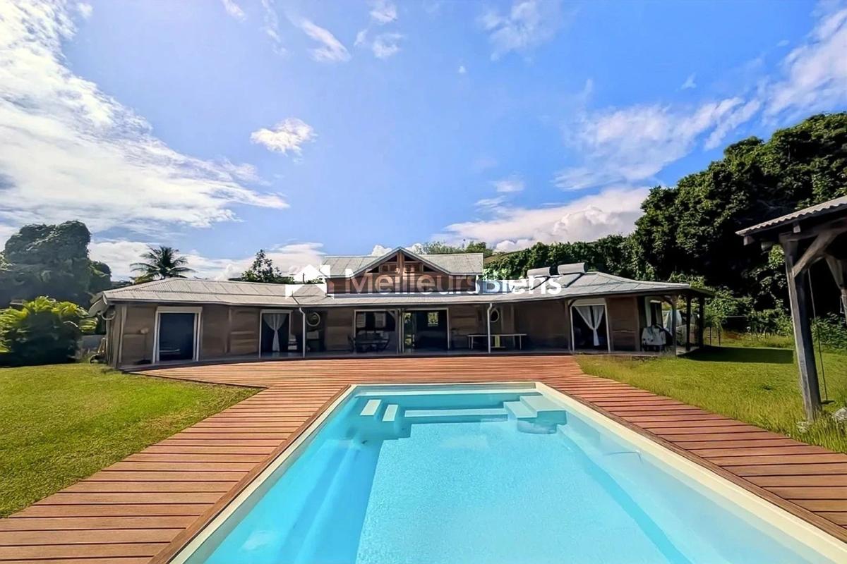 À vendre – Maison T5 avec piscine et accès plage – Goyave (secteur Sarcelle)