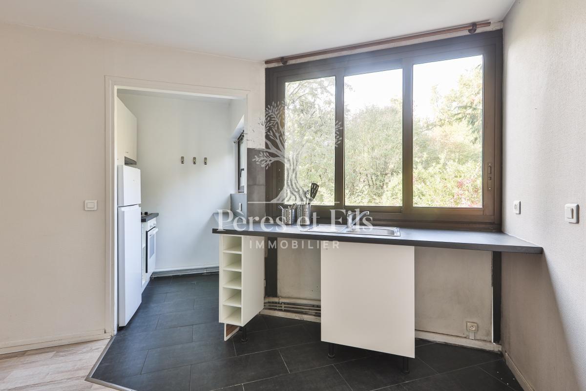 Appartement traversant, au calme et lumineux, en bon état - Quartier Poincaré