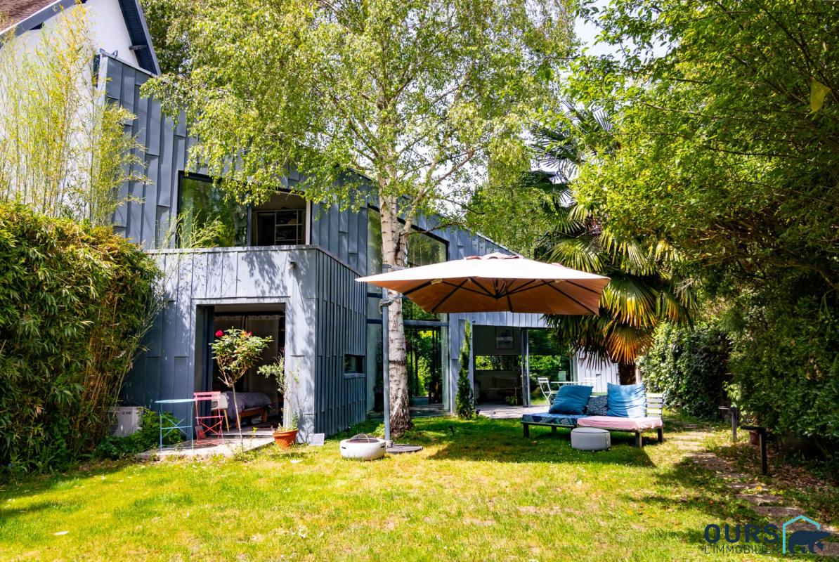 2 maisons entour&eacute;es d'un grand jardn &agrave; l'abris des regards et