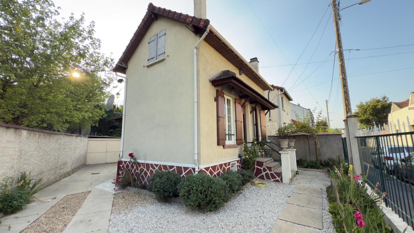 À Vendre maison 2 chambres à 7 minutes à pied du RER A de Neuilly Plaisance !!!!