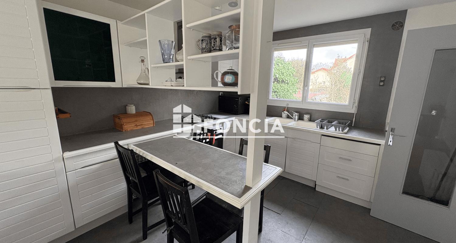 Maison sur 2 niveaux avec sous‑sol total hors sol – 5 chambres, double séjour, garage