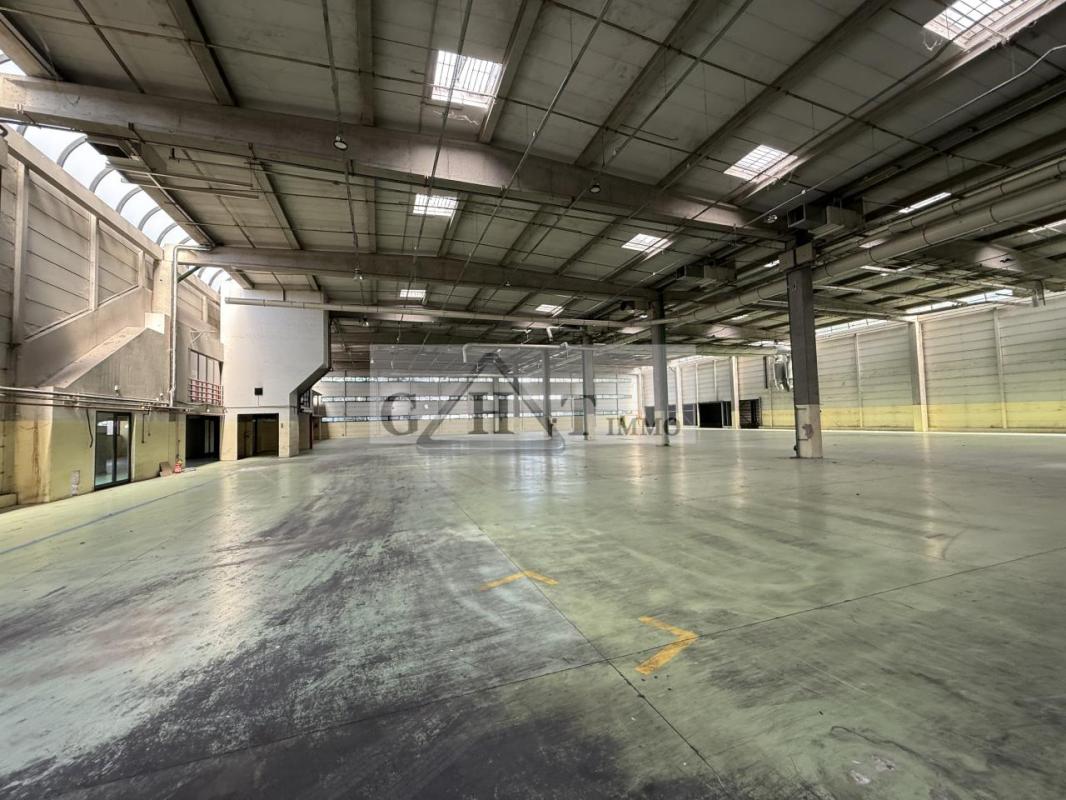 EXCLUSIVITE 3500 m² entrepot bureaux à vendre à LOGNES
