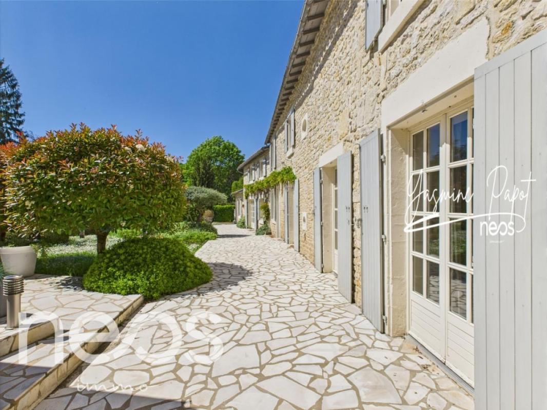 Maison 4CH- bureau - Dépendances - piscine