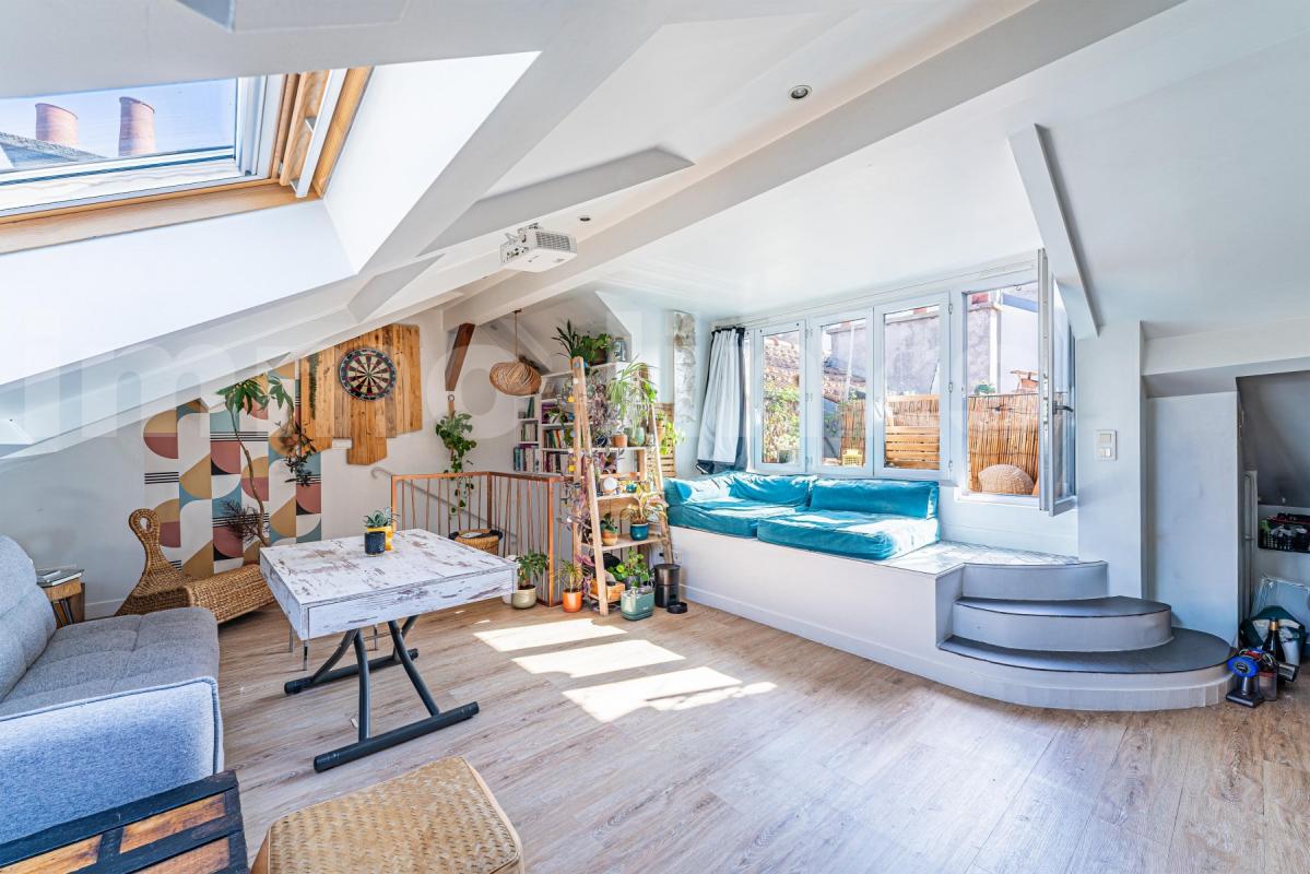 Immeuble ancien - 3 pièces, duplex, dernier étage, balcon (43 m2 loi carrez - 64m2 au sol)