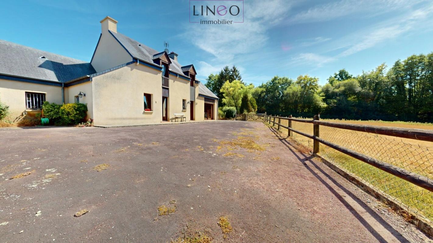 PRE EN PAIL - SAINT SANSON - MAISON D'ARCHITECTE DE 1985 avec ETANG et RIVIERE - 6 PIECES - 3/4 CHAMBRES - 145 m² - 12154 m²