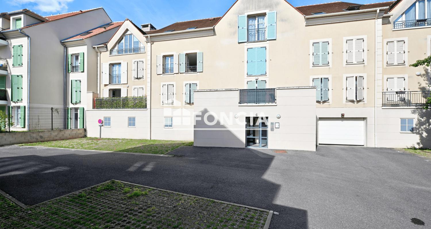 OSNY GRAND F3 DE 73 M2 AU DERNIER ETAGE CENTRE VILLE ET GARE AVEC DEUX PARKINGS SOUS SOL