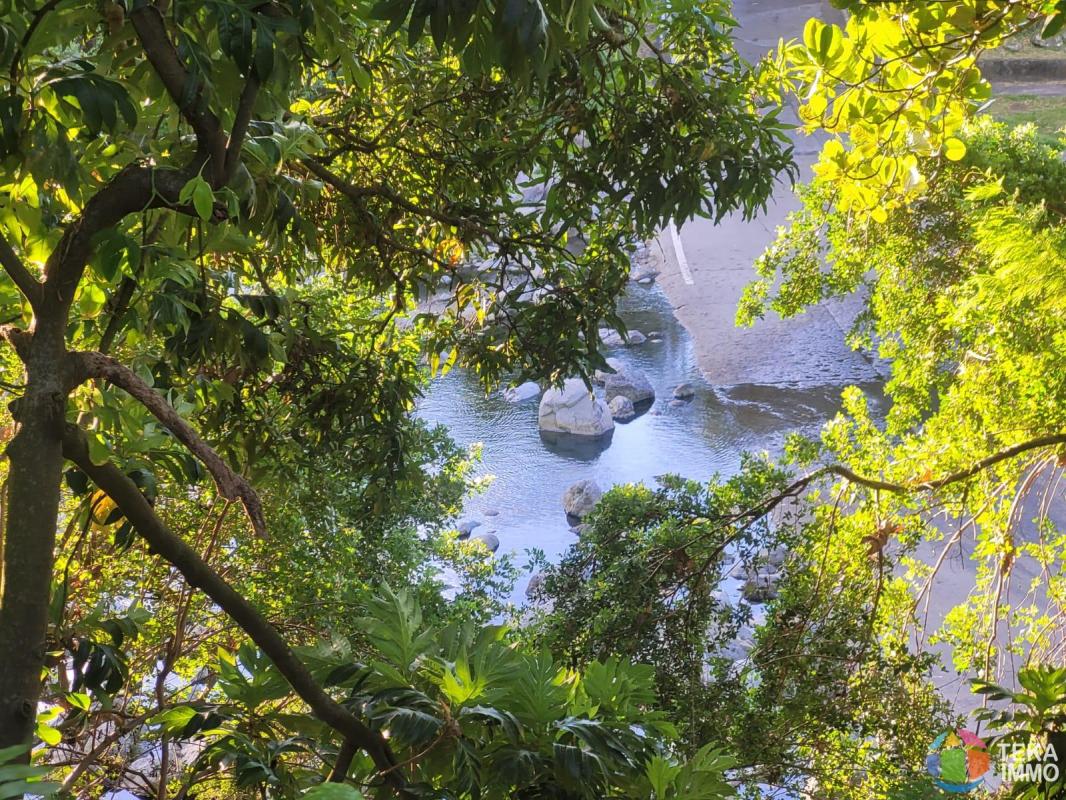 Terrain 900 m² "pieds dans l'eau" au Bassin Bleu à Sainte-Anne