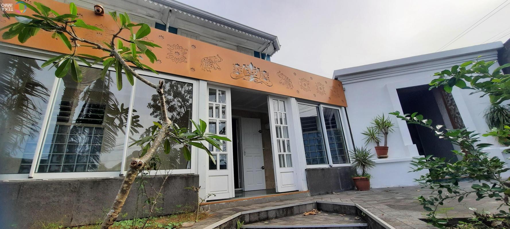 A VENDRE VILLA  F5 DE 241m² sur terrain 458m²