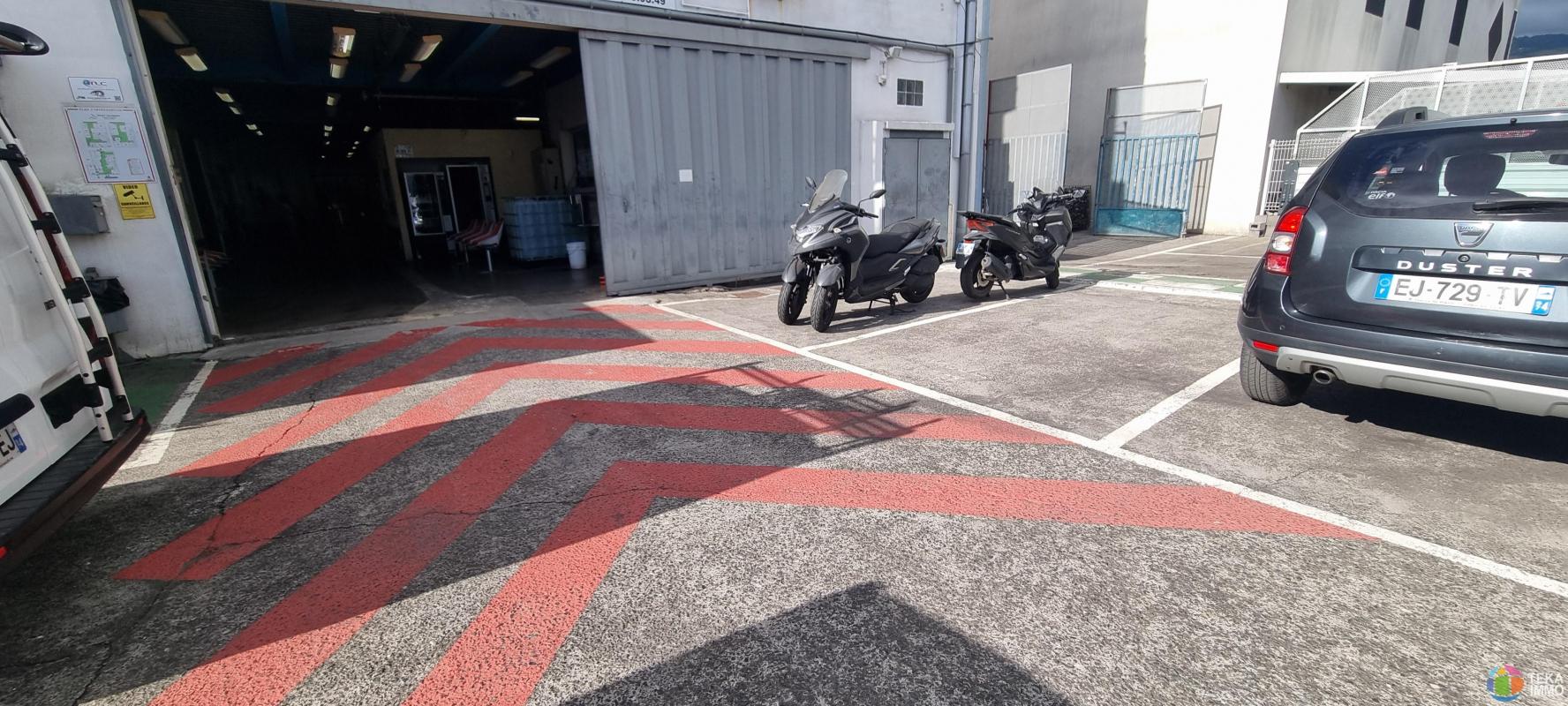 A LOUER ENTREPOT DE 1500M² LE PORT
