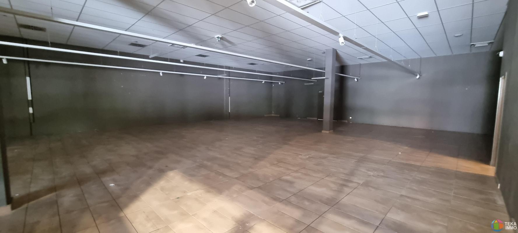 À LOUER – Très Beau Local Commercial de 360 m² à St Pierre – Zone Commerciale Dynamique