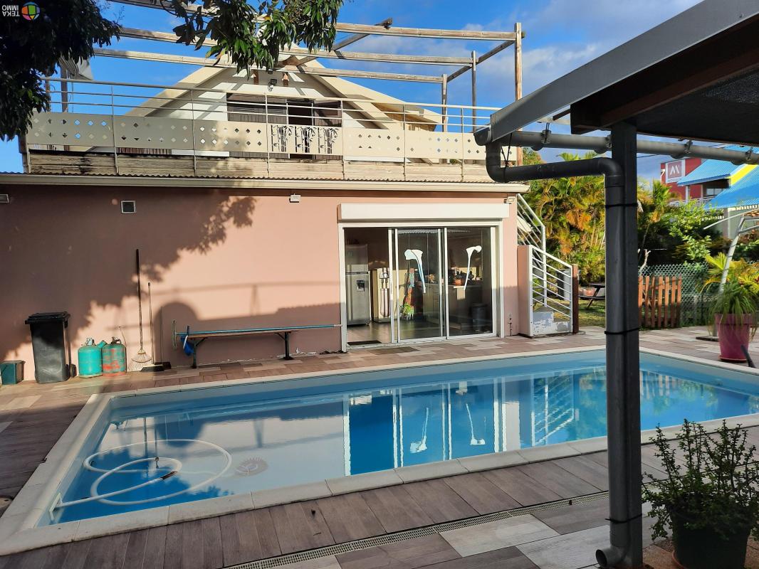 En vente sur Saint Suzanne villa F8 DE 246m² sur terrain 983m²