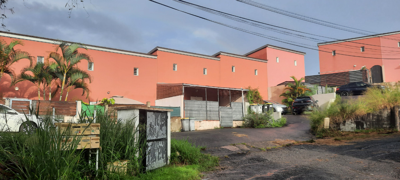 EN VENTE SUR SAINT- ANDRE IMMEUBLE DE 8 LOGEMENTS T3 DE 61M² AVEC 12 EMPLACE DE PARKING SUR TERRAIN 2200M²