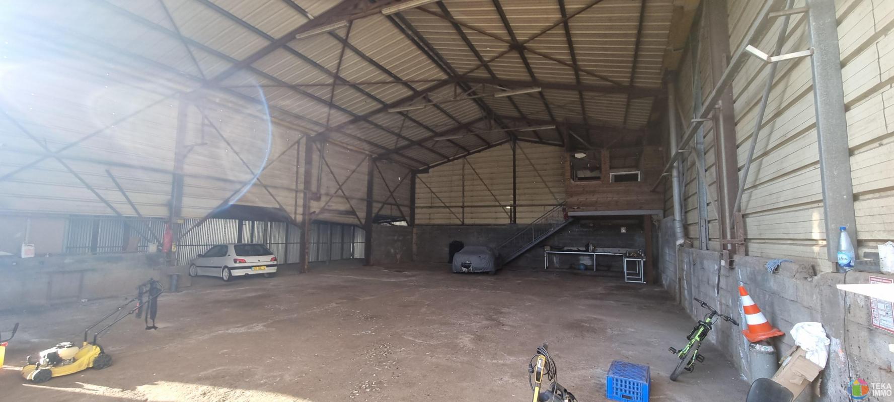 A LOUER ENTREPOT DE 350M² ST PIERRE