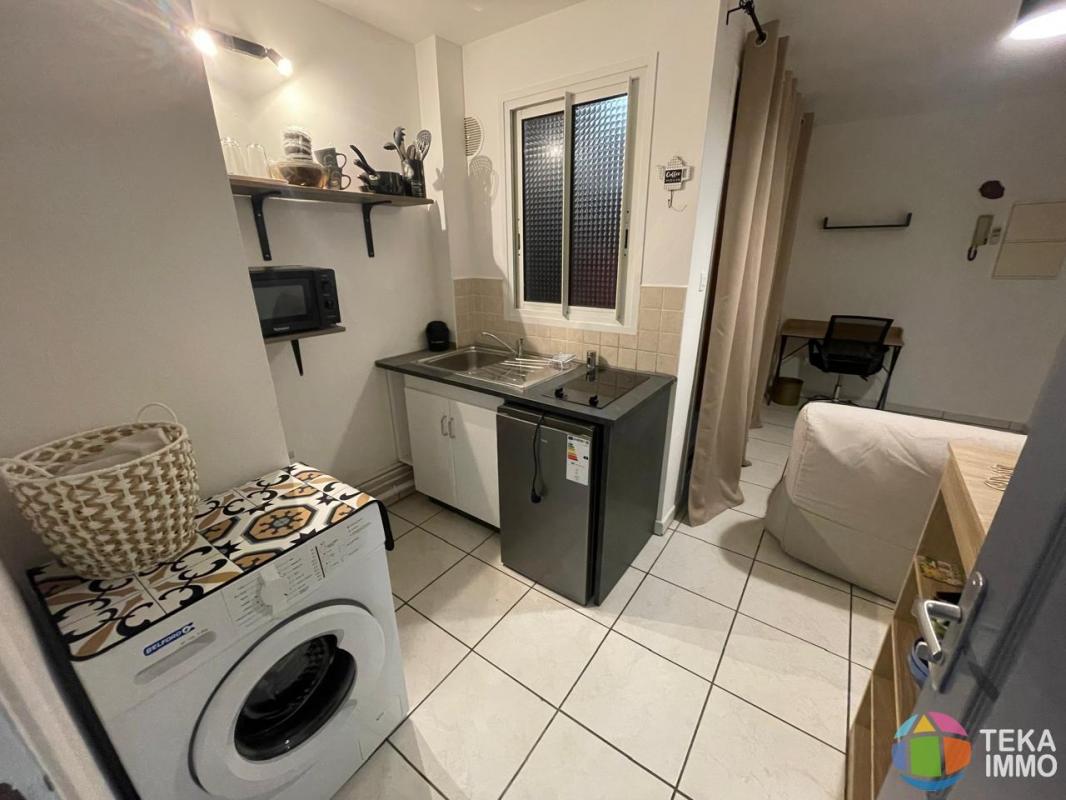 Fabien TEKA IMMO loue un studio meublé de 17.5m² situé à proximité du collège Saint Michel, à Saint Denis
