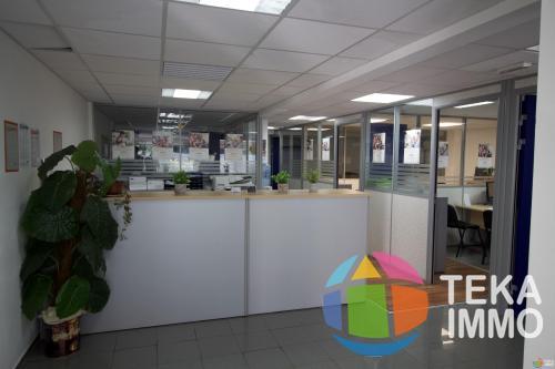 Local de bureau entièrement aménagé de 126m2 à louer dans le centre-ville de Saint-André