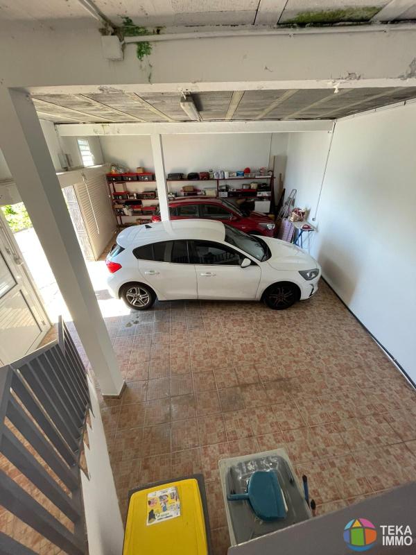 FABIEN TEKA IMMO vous propose à la vente une maison F4 mitoyenne située à Sainte Marie dans le quartier de Beaumont, ile de la Réunion