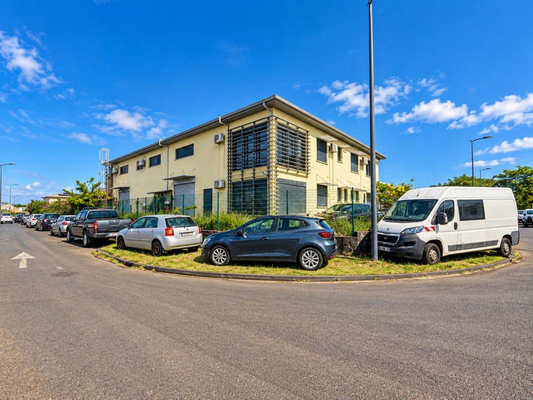ENTREPÔT 669 M² AVEC BUREAUX – SAINTE-SUZANNE