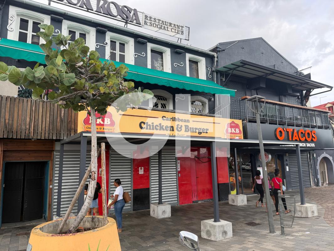 &Agrave; LOUER &mdash; Local commercial exceptionnel | 200 m&sup2; + Terrasse 35 m&sup2; | Fort-de-France