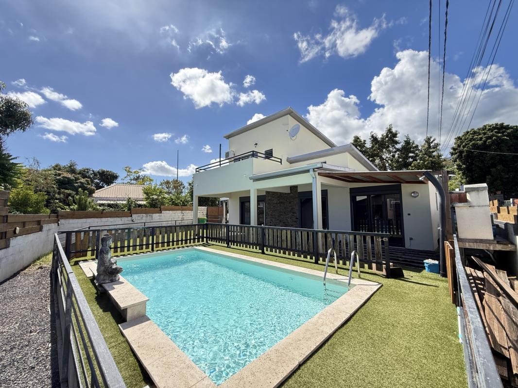 À VENDRE   LA POSSESSION   MAISON T4 RÉCENTE AVEC PISCINE