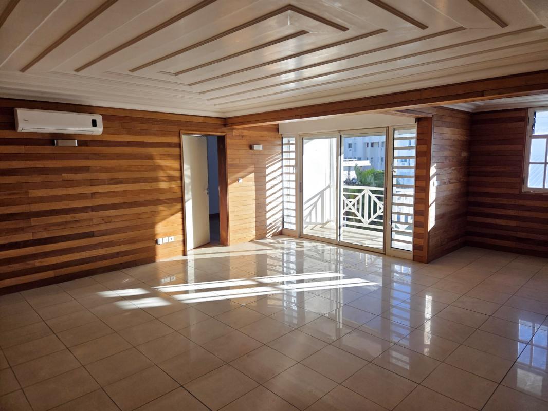 A Louer grand T3 Saint-Denis centre : appartement avec terra