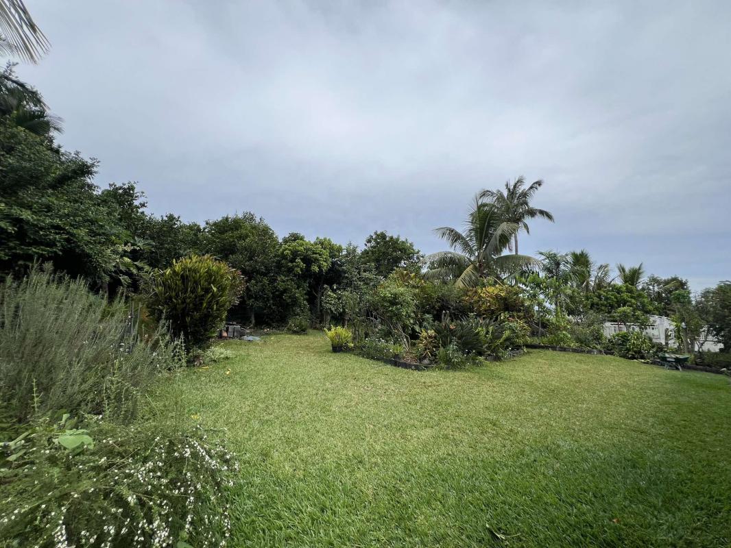 TERRAIN PLAT  CONSTRUCTIBLE PITON ST LEU 537M2 BORNE