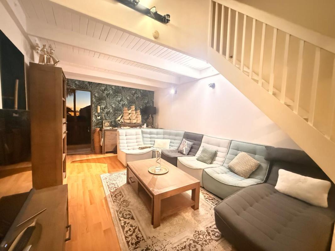 APPARTEMENT DUPLEX - CENTRE VILLE SAINT GILLES LES BAINS